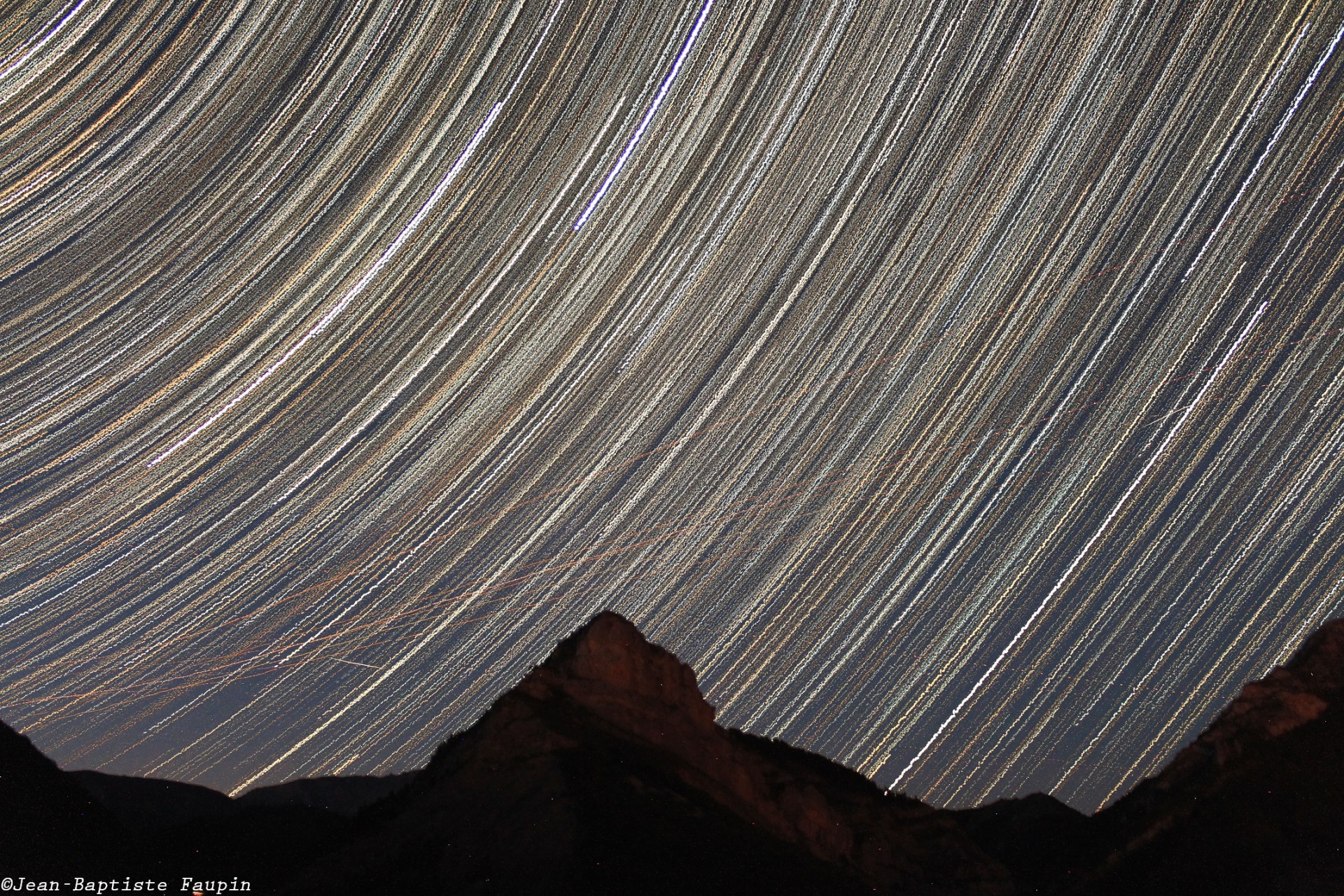 Filé d'étoiles au dessus du Rocher de Pierre-Mont (Alpes)