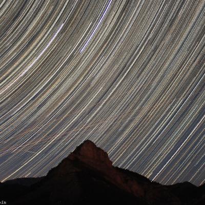 Filé d'étoiles au dessus du Rocher de Pierre-Mont (Alpes)