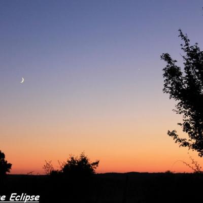 La Lune est accompagnée par Vénus (à droite)